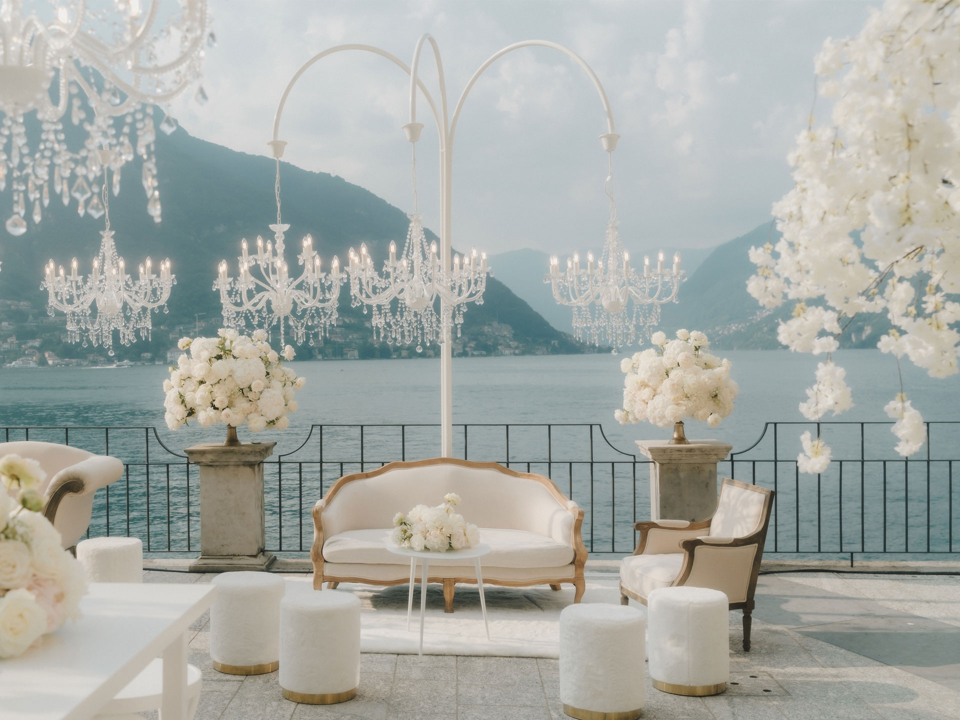 Weiße Möbel und Blumen auf einer Hochzeit am Wasser